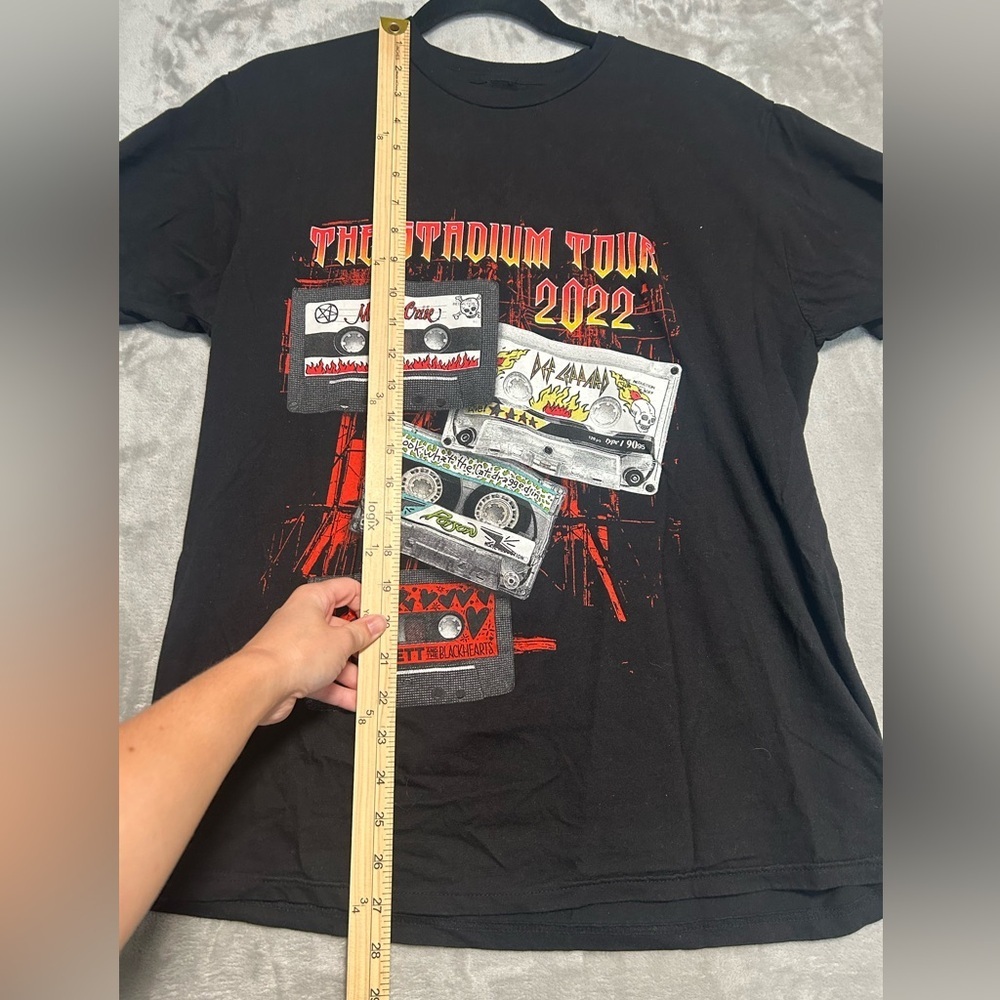 The Stadium Tour 2022 T Shirt Motley Crue Def Leppard Joan Jett Poison - Picture 3 of 4